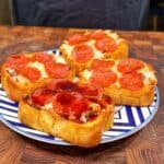 Irresistible Stuffed Texas Toast Pizza: a Cheesy Delight for Dinner