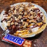 No-bake Snickers Cheesecake Pie: a Sweet Treat in Minutes